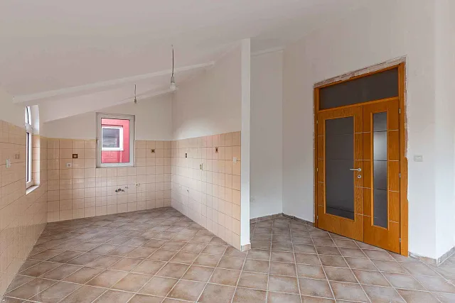 Geräumige Drei-Zimmer-Wohnung in einem Sechs-Parteien-Haus in der Nähe des Strandes Jaz. — photo 4